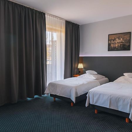 Hotel Poleczki Warsaw Airport Exterior photo