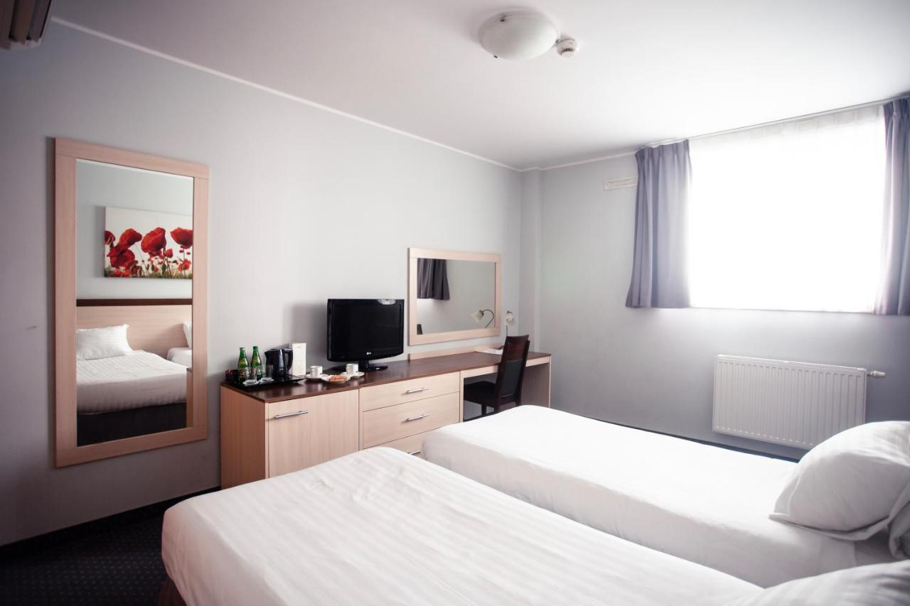Hotel Poleczki Warsaw Airport Exterior photo
