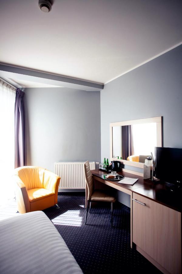 Hotel Poleczki Warsaw Airport Exterior photo