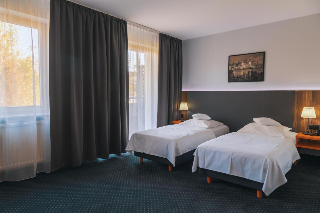 Hotel Poleczki Warsaw Airport Exterior photo
