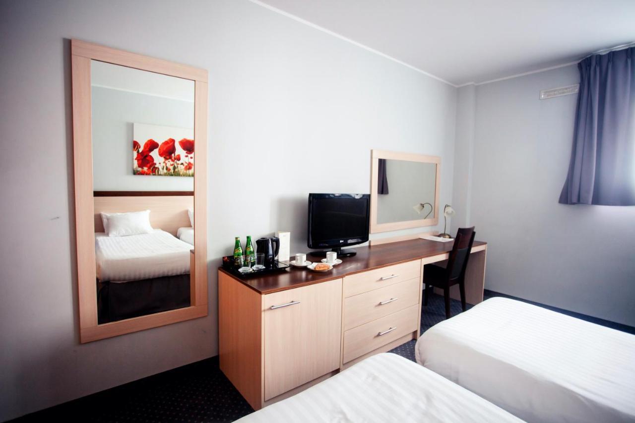 Hotel Poleczki Warsaw Airport Exterior photo