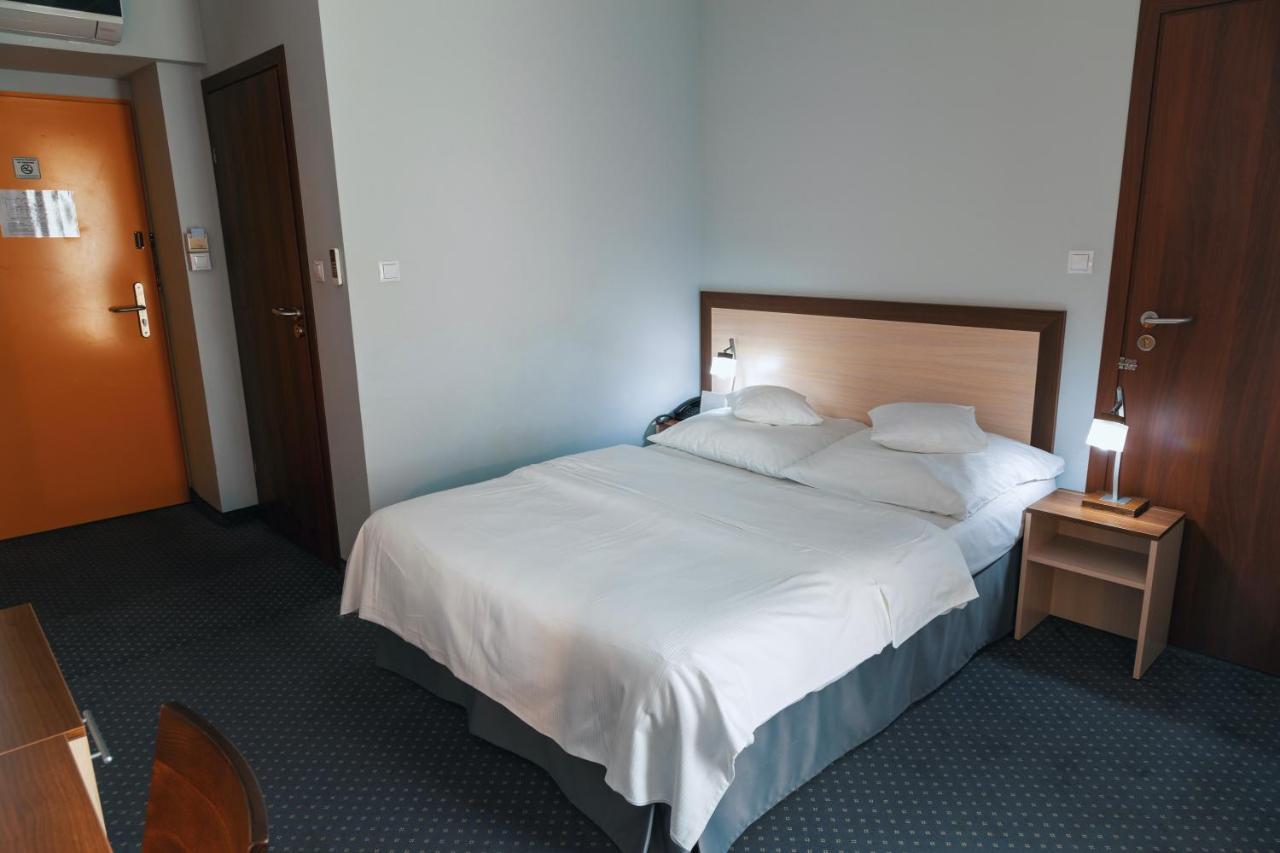 Hotel Poleczki Warsaw Airport Exterior photo